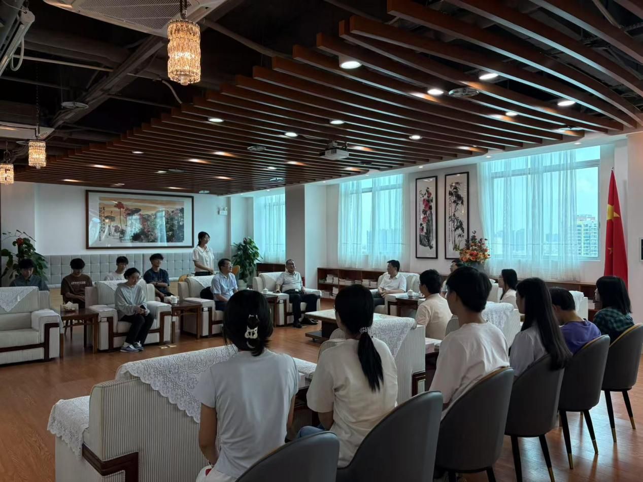   七月中旬，学院依托腾讯会议等平台，开展“云端守护”活动，分年级、分批次召开线上安全教育主题班会，内容涵盖防溺水、防中暑、防诈骗等暑期重点安全事项，同时针对暑期出行、兼职、实习、社会实践等不同场景，详细讲解了交通安全、食品安全、人身财产安全等方面的防范要点。通过典型案例分析和情景模拟演练，有效提升学生的安全防范意识和应急处理能力。